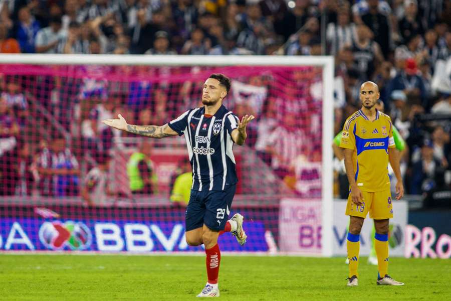 Ocampos, goleador en el clásico ante Tigres.