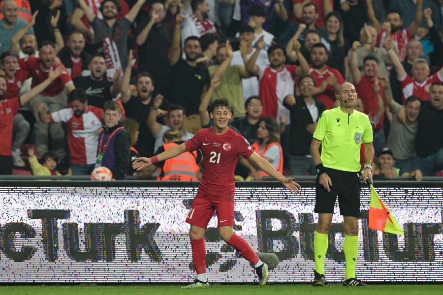 Arda Güler celebra o seu primeiro golo pela seleção turca