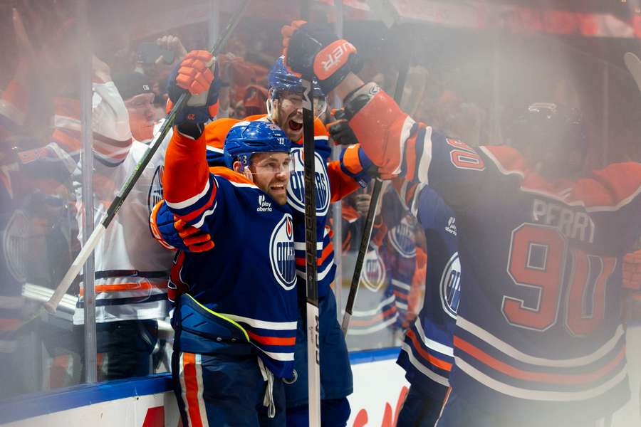 Leon Draisaitl und seine Mitspieler bejubeln den Siegtreffer.