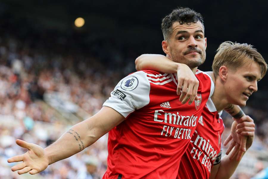 Granit Xhaka, centrocampista del Arsenal, y Martin Odegaard celebran el segundo gol de su equipo.