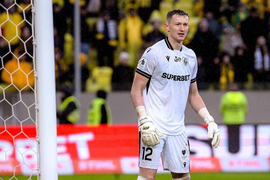 Cztery miesiące przerwy w grze bramkarza GKS Katowice. Rafał Strączek zwichnął bark
