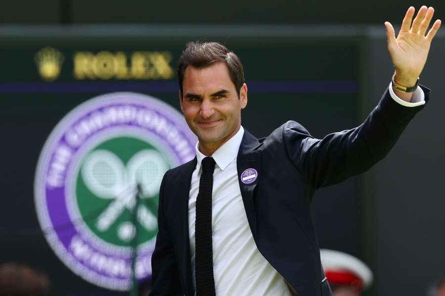 Roger Federer saluda a los aficionados de Wimbledon.