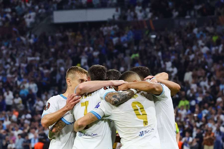 Les Marseillais célébrant l'ouverture du score de Vitinha.