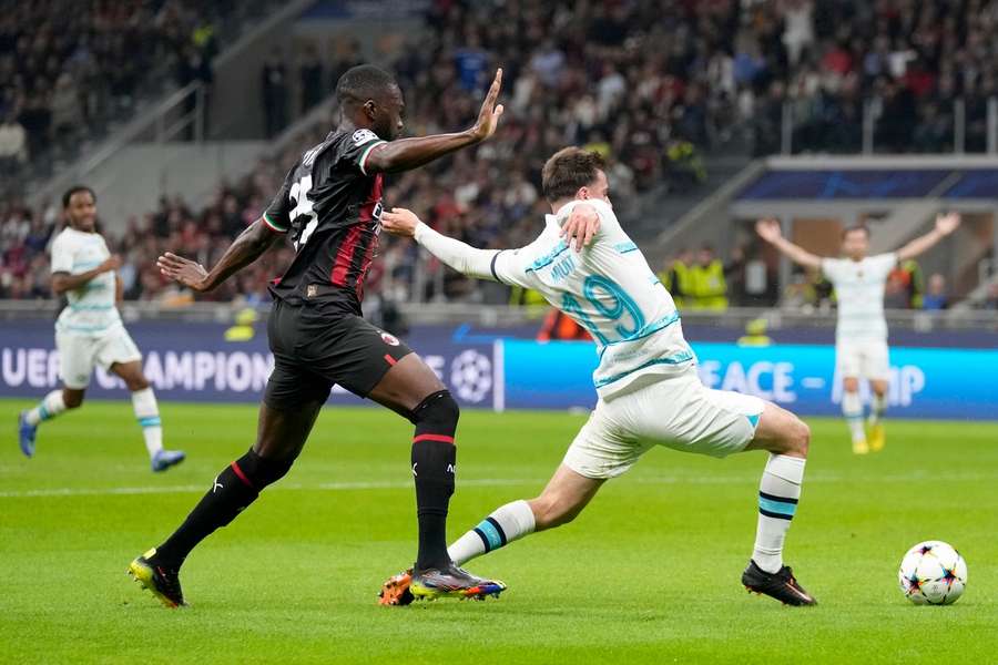 Kľúčový moment na San Siro. Tomori stiahol Mounta a videl červenú kartu.