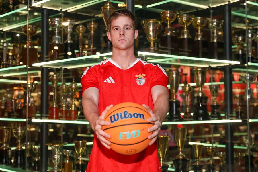 Luke Barrett oficializado no Benfica Luke Barrett oficializado no Benfica
