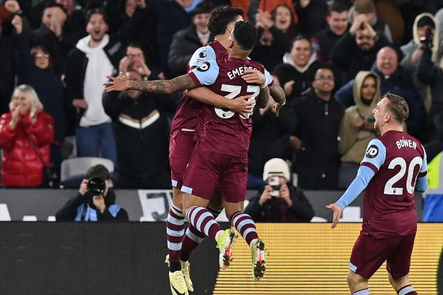 Lucas Paquetá e Emerson Palmieri comemoram um dos gols do West Ham