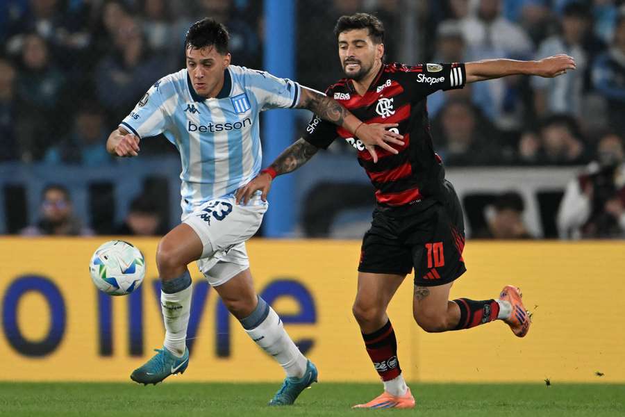 O início de jogo foi bem movimentado em Avellaneda