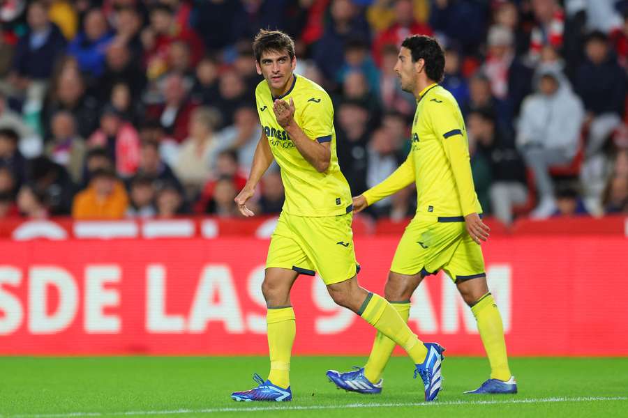 Gerard Moreno celebra su primer gol en Granada junto a Parejo