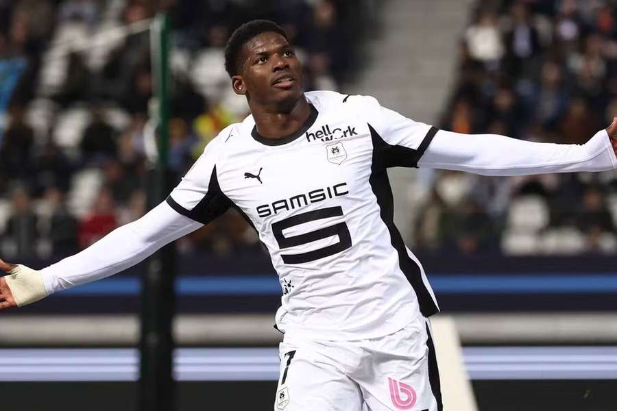 Breel Embolo marcou o golo da vitória do Rennes Breel Embolo marcou o golo da vitória do Rennes