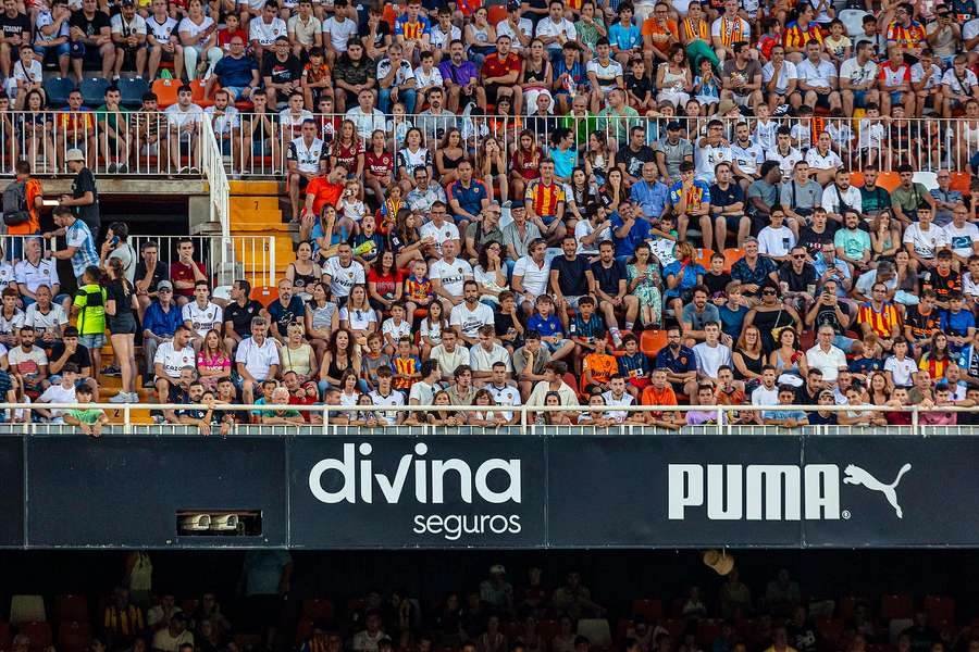 La afición nunca falla en Mestalla, ni en agosto ni sin fichajes.