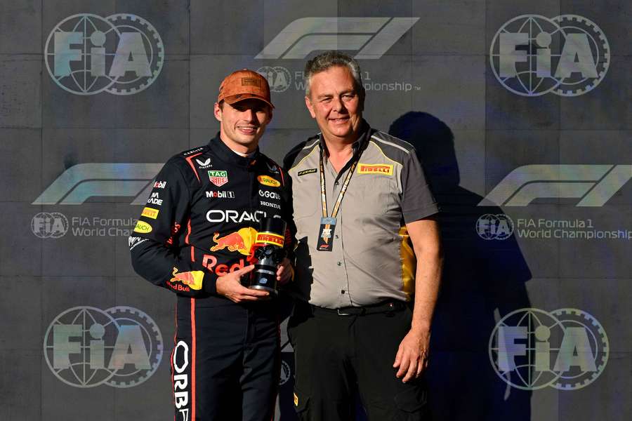 Mario Isola premia Max Verstappen dopo la pole position