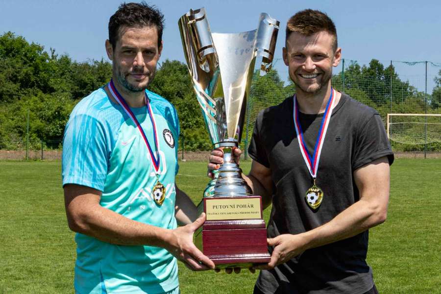 Profík Rada ukončí kariéru ziskem trofeje. Na hřišti zůstal sám s medailí a s pohárem Profík Rada ukončí kariéru ziskem trofeje. Na hřišti zůstal sám s medailí a s pohárem
