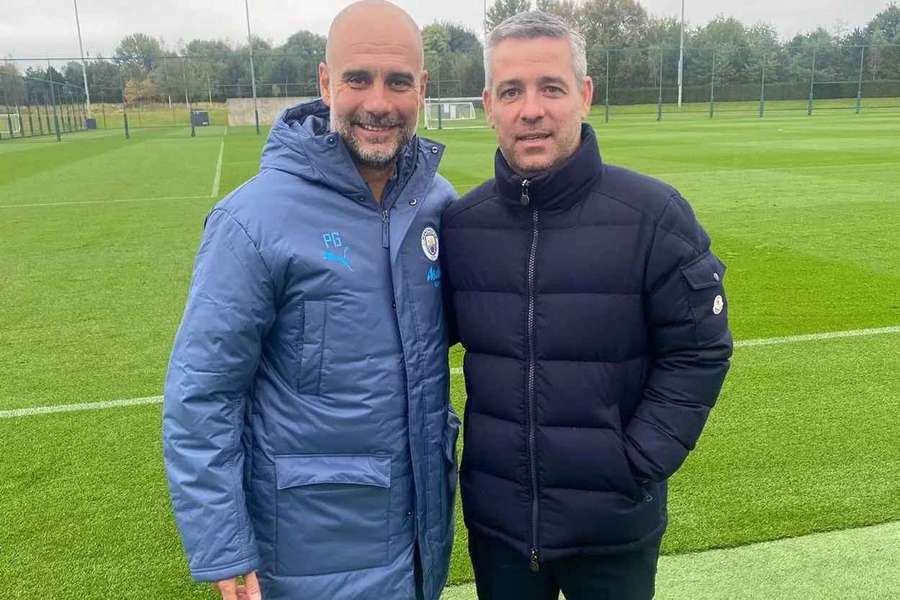 Filipe Çelikkaya com Pep Guardiola no treino do Manchester City