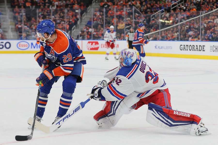 NHL: Leon Draisaitl non riesce a battere il portiere dei Rangers Jonathan Quick. 