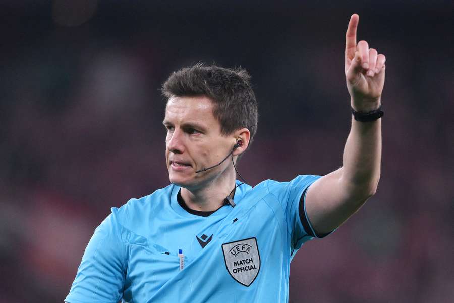 Daniel Siebert lors du match Athletic Club-PSG le 10 décembre 2025. Daniel Siebert lors du match Athletic Club-PSG le 10 décembre 2025.