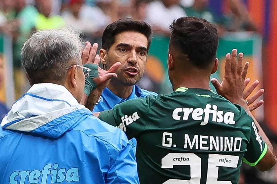 Abel Ferreira apontou as diferenças entre o calendário do futebol brasileiro e o do futebol europeu