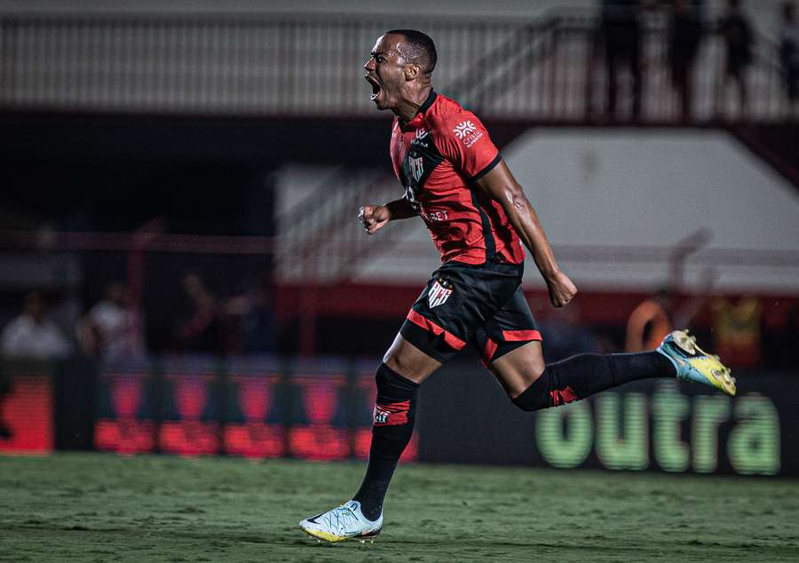 Marlon Freitas comemora golo feito contra o Flu quando jogava no Atlético-GO Marlon Freitas comemora golo feito contra o Flu quando jogava no Atlético-GO
