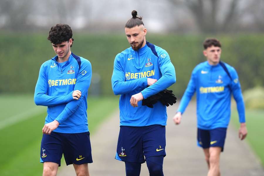 Vestea momentului pentru Radu Drăgușin! Cine este antrenorul de top chemat să salveze Tottenham Vestea momentului pentru Radu Drăgușin! Cine este antrenorul de top chemat să salveze Tottenham