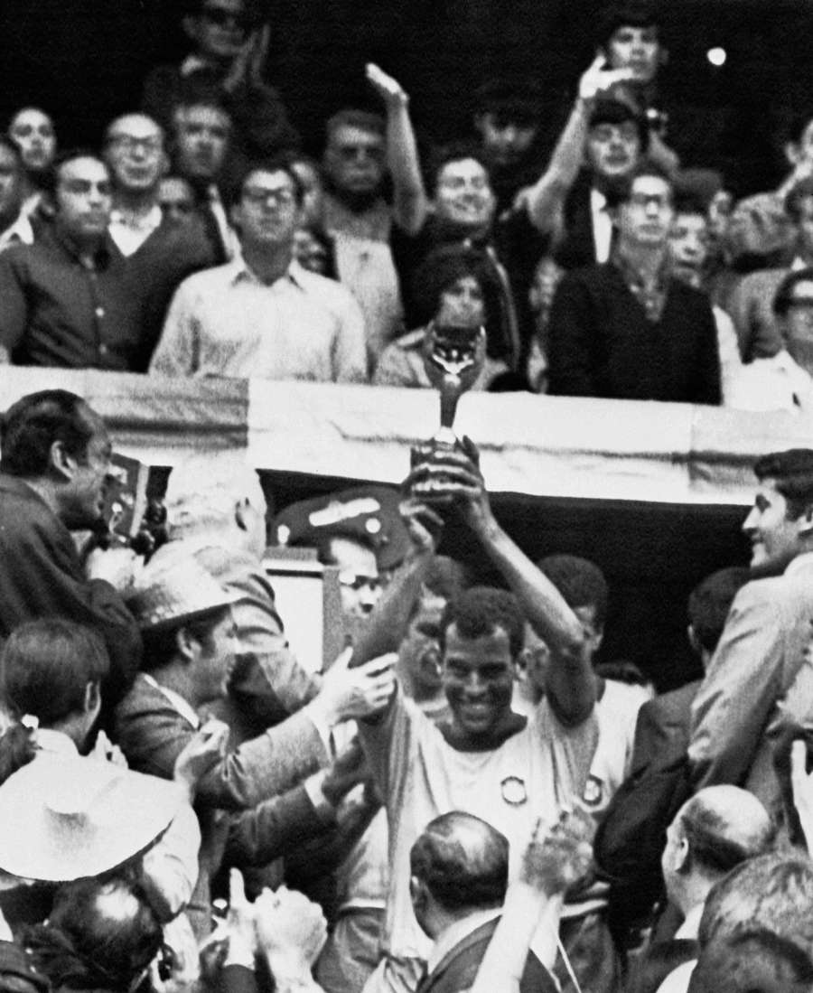 Carlos Alberto levanta la Jules Rimet