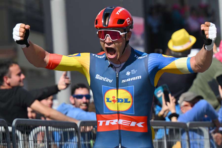 Jonathan Milan viert zijn zege in de Giro