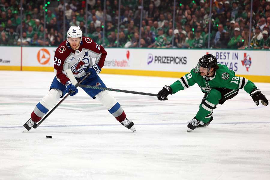 MacKinnon (l.) ist in den NHL-Play-offs früh ausgeschieden