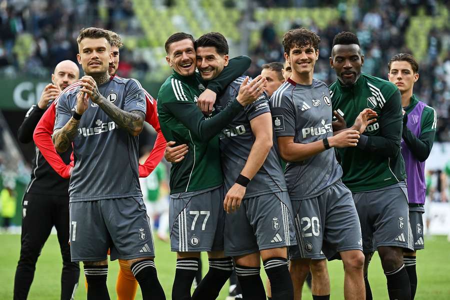Piłkarze Legii (od lewej): Kamil Piątkowski, Ermal Krasniqi, Antonio Colak, Jakub Żewłakow i Jean Pierre-Nsame, cieszą się ze zwycięstwa z Lechią.