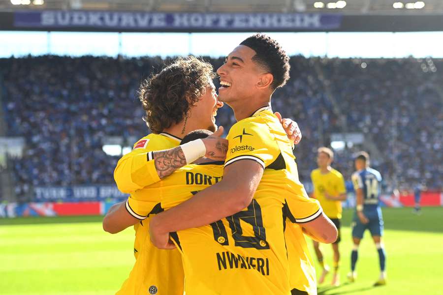 Jogadores do Dortmund celebram gol marcado sobre o Hoffenheim