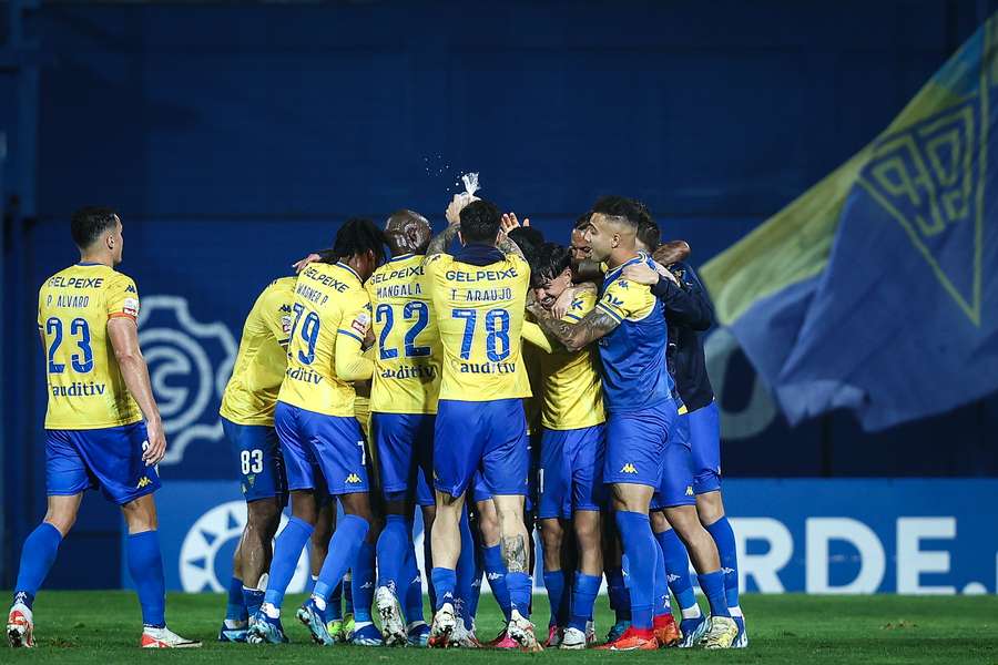 O festejo dos jogadores do Estoril com Alejandro Marqués