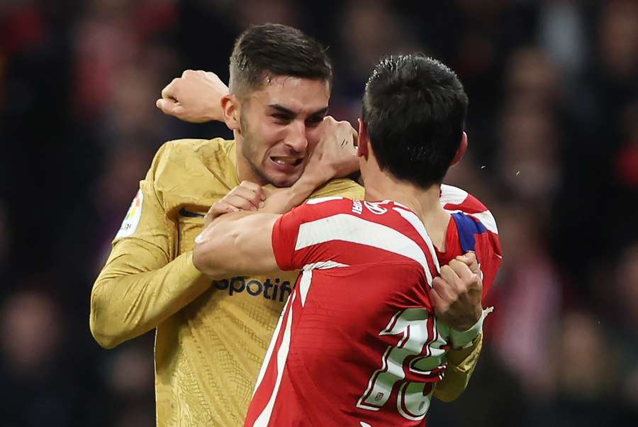 Savic y Ferrán Torres pelean durante el Atlético de Madrid - FC Barcelona.