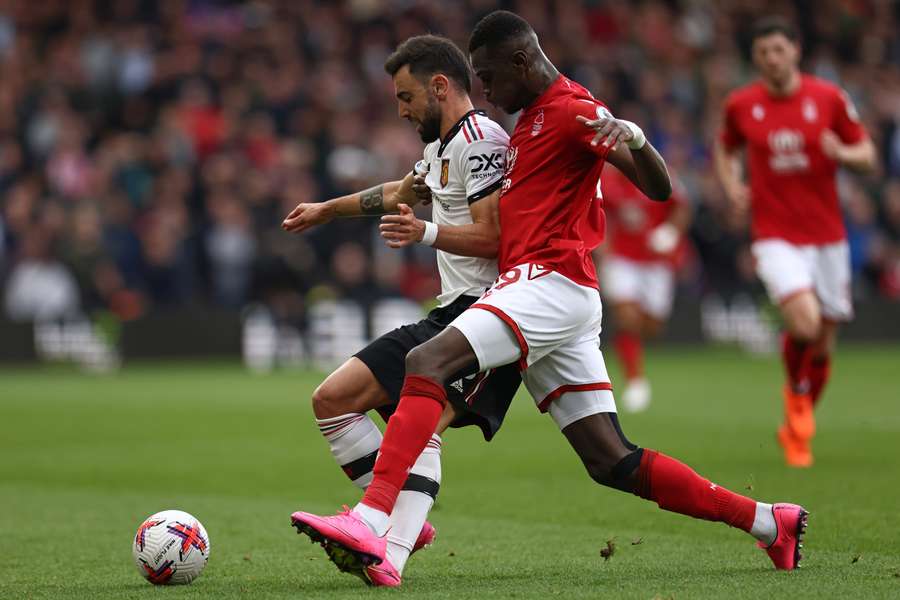 Manchester United midfielder Bruno Fernandes (L) vies with Nottingham Forest defender Moussa Niakhate