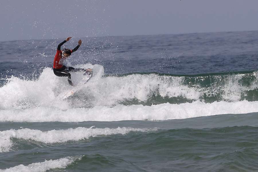 Surfista Laura Enever fixa novo recorde mundial de onda apanhada na remada