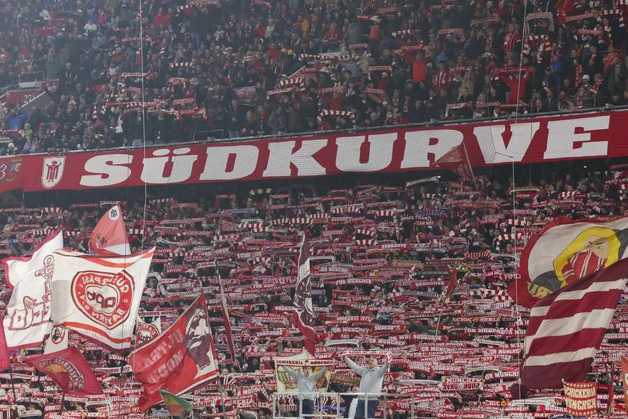 Medizinischer Notfall: Bayern-Fans stellen Support ein