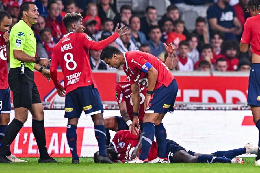 Umtiti sofreu concussão cerebral e foi levado ao hospital