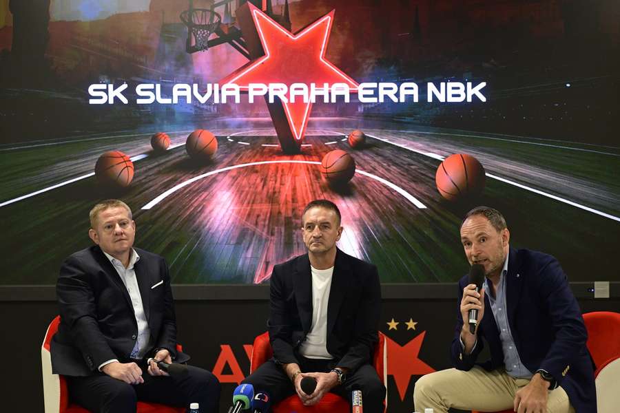 Jiří Podpěra, Tomáš Petera a Marek Tesař při představení projektu basketbalové Slavie. Jiří Podpěra, Tomáš Petera a Marek Tesař při představení projektu basketbalové Slavie.