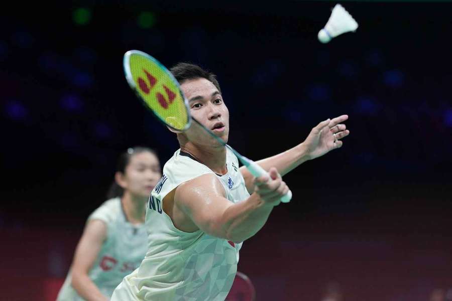 Dechapol Puavaranukroh z Tajlandii podczas meczu 1/8 finału w grze mieszanej na Mistrzostwach Azji w badmintonie 2026 w Ningbo