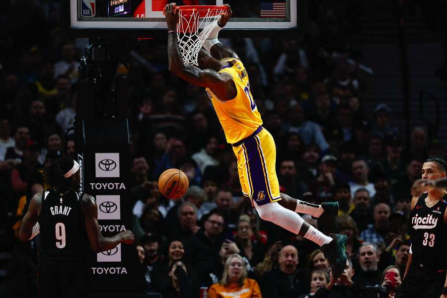 Les Los Angeles Lakers ont repris leur marche en avant en dominant Portland.
