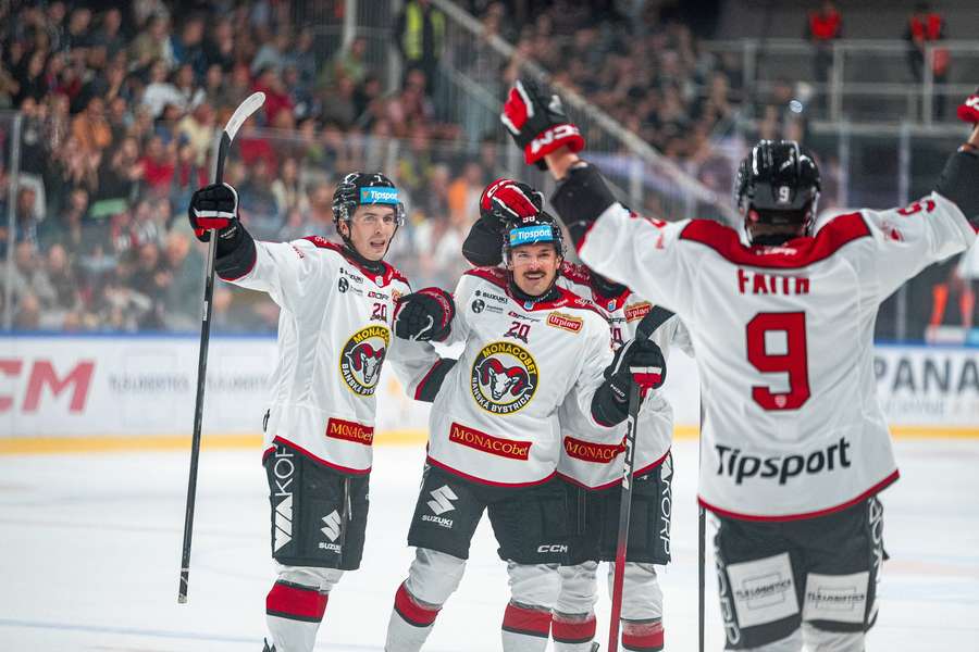 Tradičný obrázok tejto sezóny, Turnbull oslavuje gól so spoluhráčmi. Tradičný obrázok tejto sezóny, Turnbull oslavuje gól so spoluhráčmi.