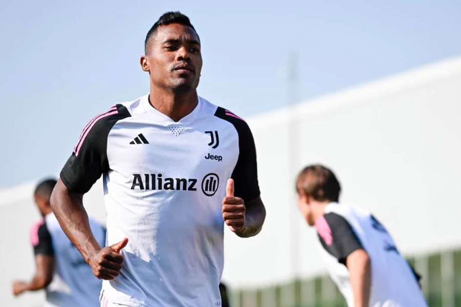 Alex Sandro sofreu lesão no tendão da coxa esquerda num treino