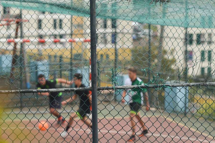 Jovens jogam futebol