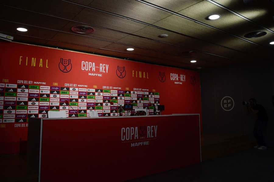 Sala de imprensa vazia em La Cartuja