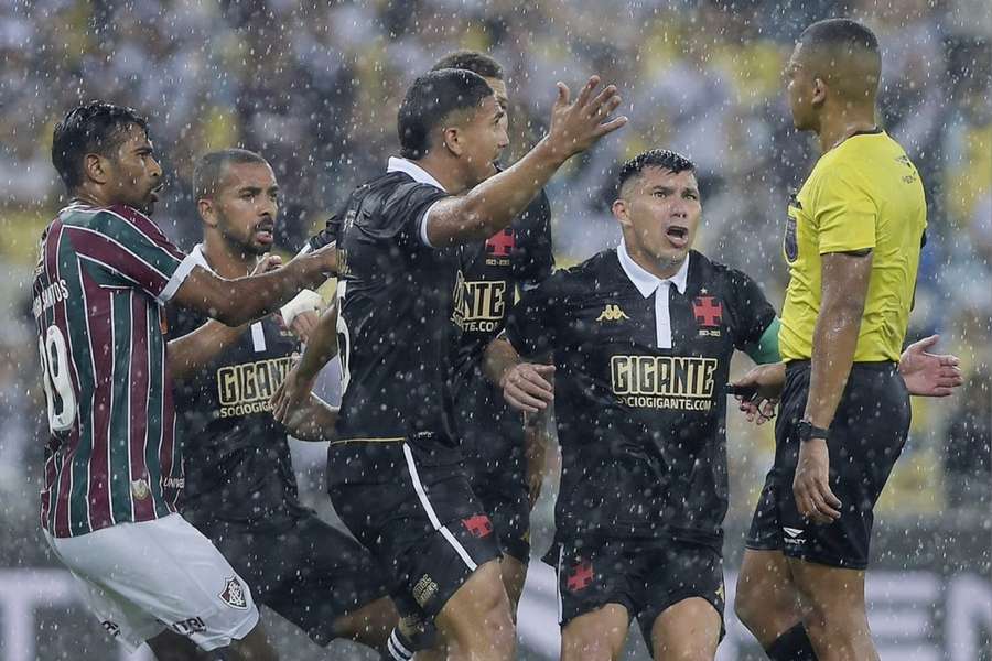 Árbitro expulsou Medel em Fluminense x Vasco