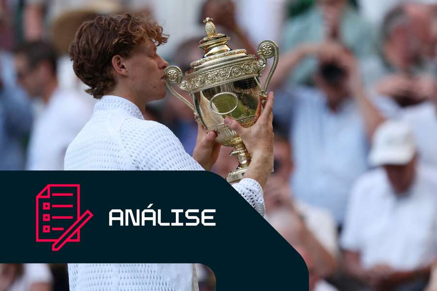 Sinner celebra com o troféu de Wimbledon Sinner celebra com o troféu de Wimbledon