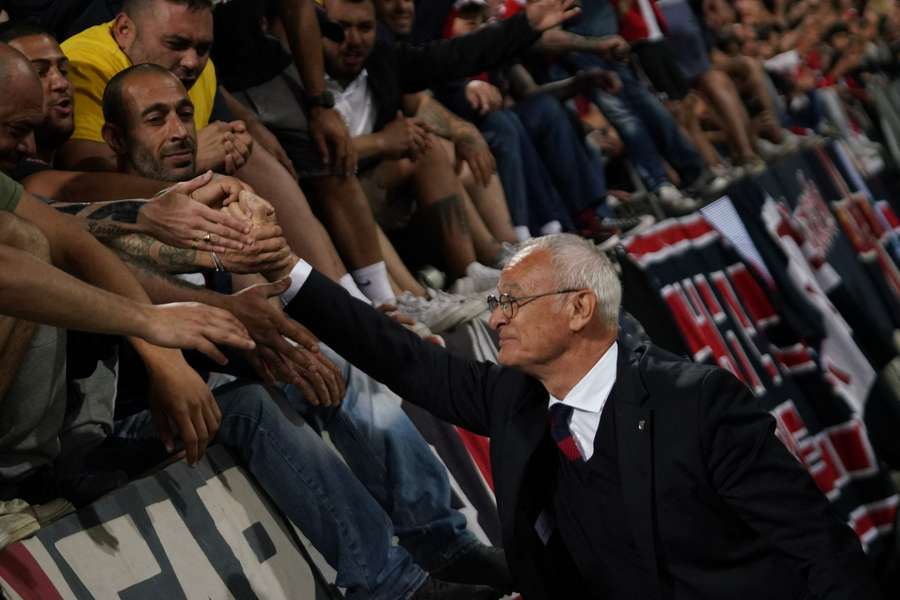 Claudio Ranieri saluta i tifosi nel giorno del suo addio a Cagliari