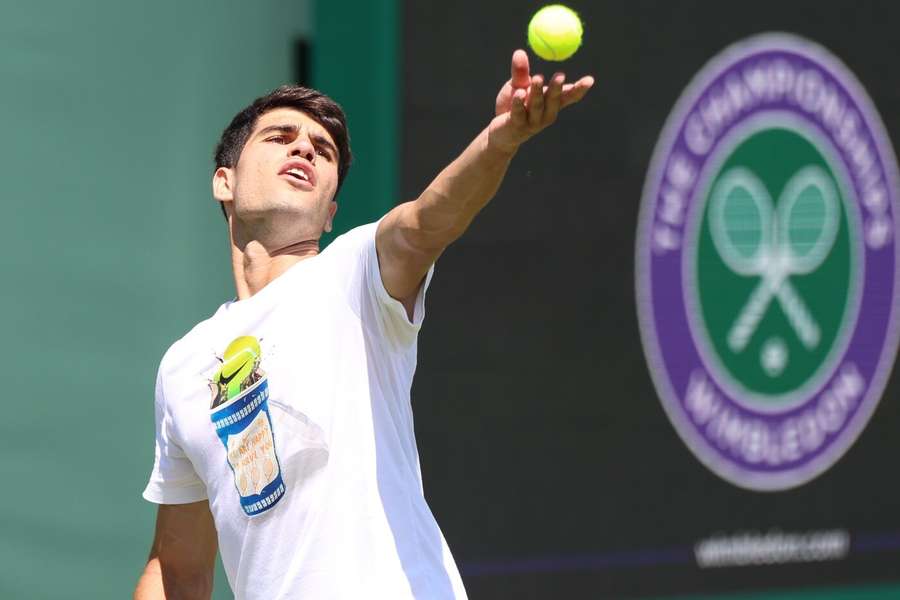Carlos Alcaraz během tréninku ve Wimbledonu.