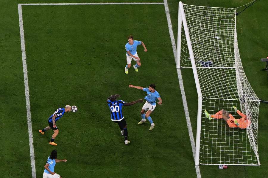 Inter denied an equaliser after this Federico Dimarco header hits Romelu Lukaku