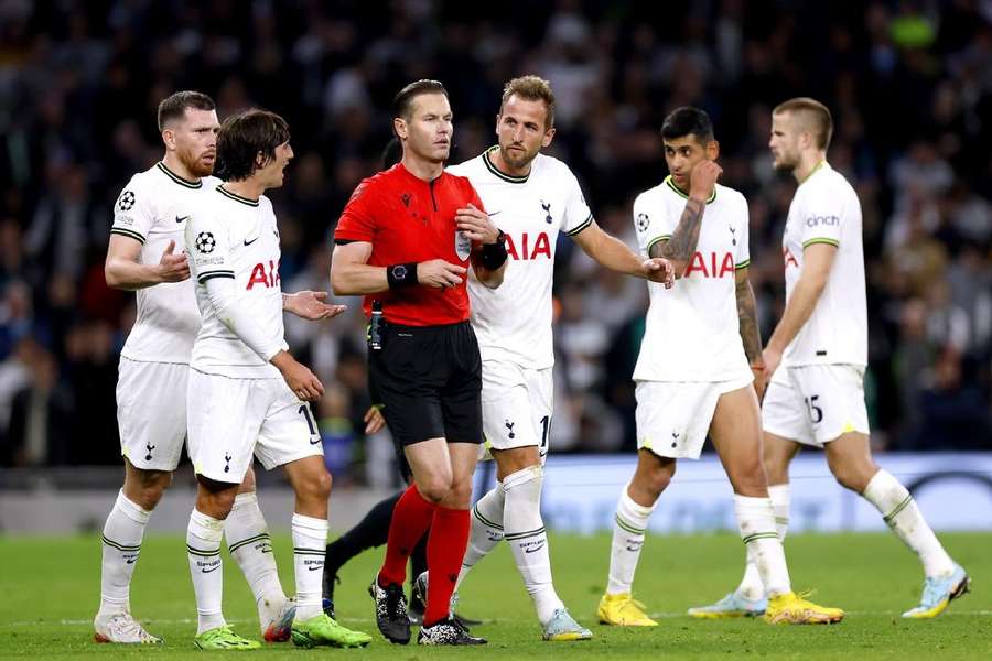 Jogadores do Tottenham reclamam com arbitragem após gol de Kane ter sido invalidado pelo VAR