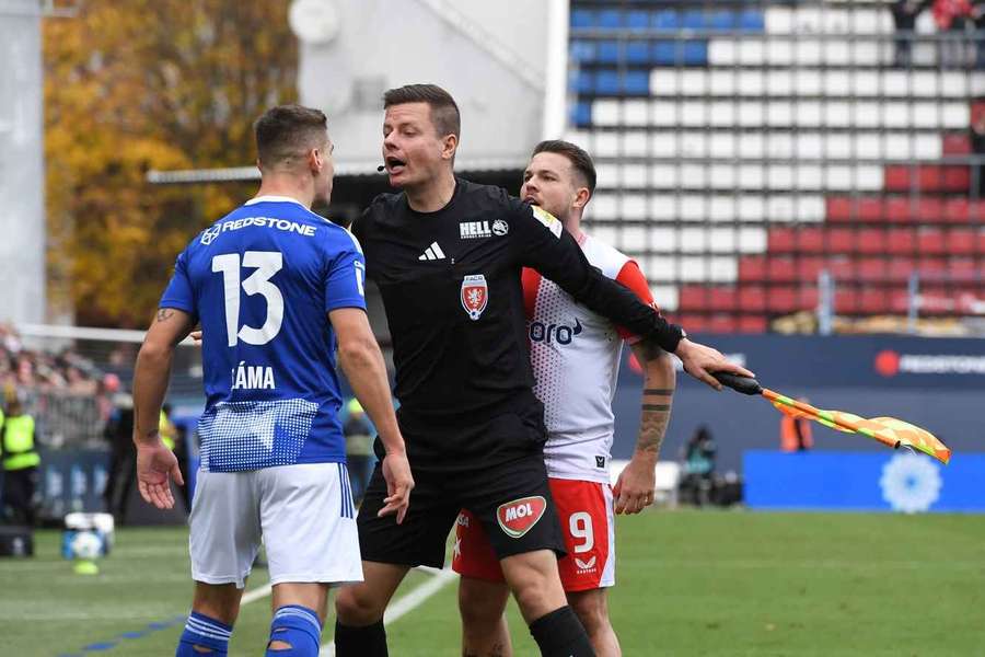 Rozhodčí Dominik Starý se snaží uklidnit Jiřího Slámu a Vasila Kušeje.