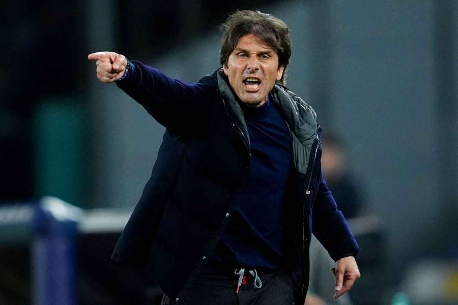 Antonio Conte watches on as Napoli move top of Serie A