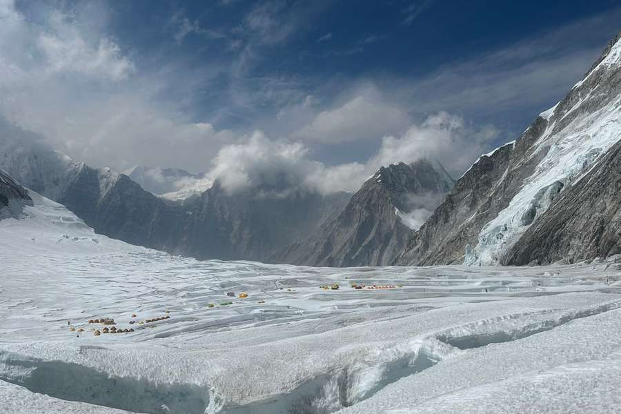 Documentaireploeg vindt menselijke resten van man die 100 jaar geleden Everest beklom