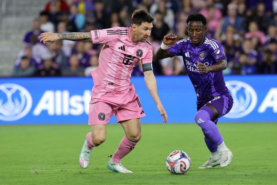 Messi trata de marcharse de un rival
